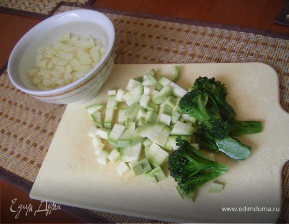 Нарежем картофель кубиками и замочим на 20-30 мин в воде.
Нарежем кабачок кубиками.
Порвем на более мелкие части веточки брокколи.