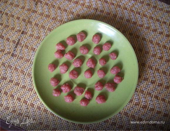 Мясо.Я делаю заготовку на 10 дней. Около 500гр перекручиваю на мясорубке, добавляю -2 -3 перепелиных яйца(мясо более нежное потом в готовке) чуть соли и формирую около 10 шариков- порций.Замораживаю.
Итак из одного шарика- фарша лепим маленькие фрикадельки.