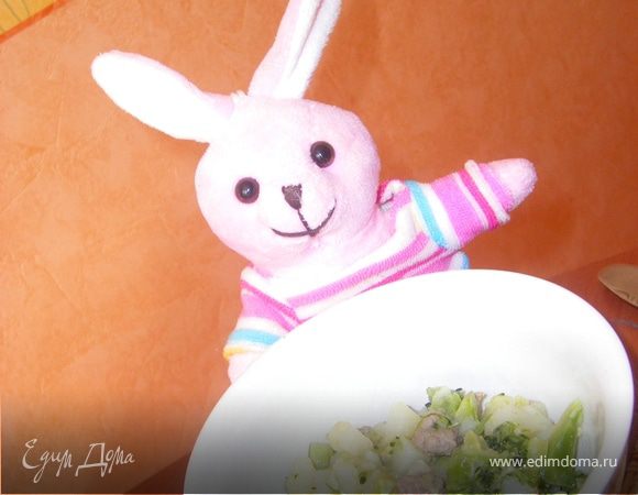 В кипящую воду (250-300мл) кладем картошку и кабачок, минут через 10 брокколи(у меня замороженный, если свежий то сразу)и лавровый лист. Тушим до готовности, добавляем фрикадельки и тушим еще минут 5. Готовое блюдо  слегка солим и добавляем растительное масло.