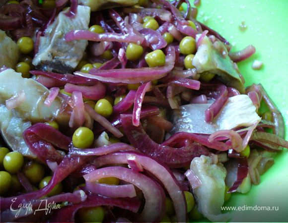 Смешать маринованный лук, селедку, горошек и немного укропа (у меня укропа в этот раз не было, я использовала остатки петрушки, но укроп для этой закуски - лучше). Добавить оливковое масло, перемешать еще раз. Выложить в баночку, закрыть крышкой.