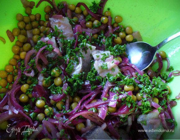 Отправить настаиваться на несколько часов в холодильник, лучше - на ночь. И всё. Ваша селедка готова к употреблению.