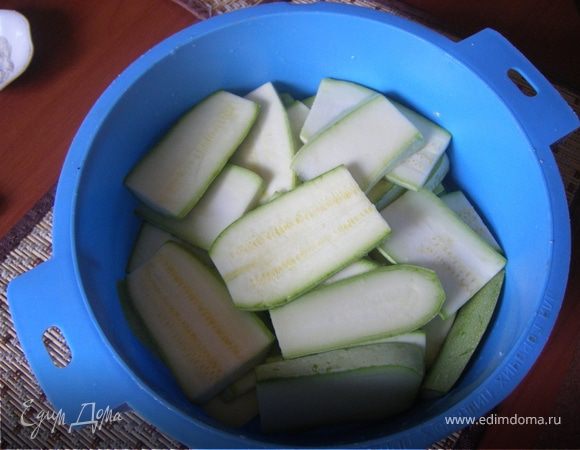 Режем кабачки тонкими пластинами( спасибо Sindirella), солим и оставляем минут на 20, чтобы дали сок( спасибо Lyulyashka).
