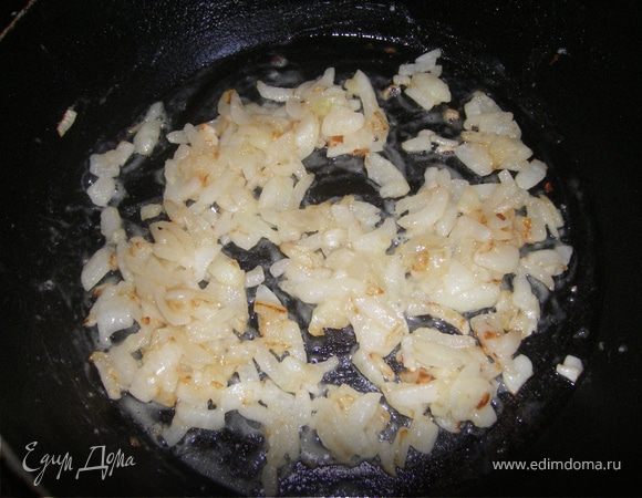 Пока кабачки "стекают", а курочка маринуется, делаем соус "Бешамель". Лично мне классический вариант кажется немного пресноватым...
Мой вариант - одну достаточно большую луковицу режем кубиками и обжариваем в минимальном кол-ве растительного масла до карамельного цвета, добавляем две ложки муки, мешаем...