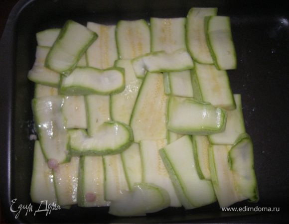 Смазываем небольшим кол-вом растительного масла форму( у меня с антиперегарным покрытием 25х35 - большеватая для данного рецепта :-)), плотно выкладываем кабачки...
