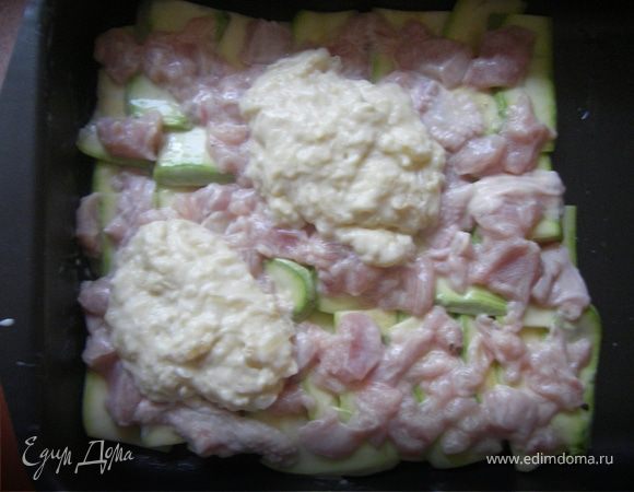 Выкладываем на кабачки курочку... В соус добавляем натертый на крупной терке Сулугуни и выкладываем на курочку