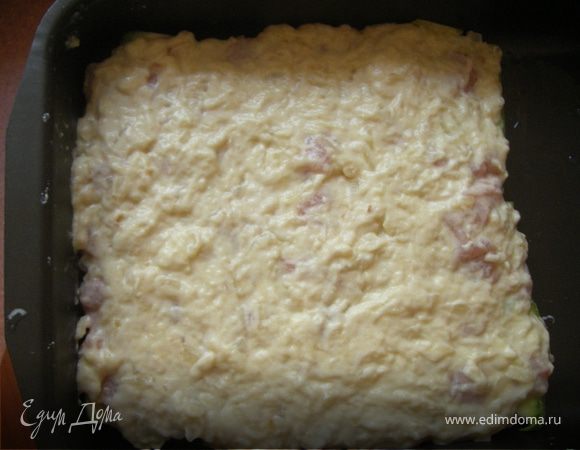 равномерно все покрываем соусом и отправляем в предварительно разогретую до 200 духовку на 40-60 мин( до появления золотистой корочки)