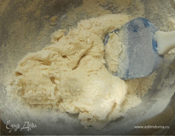 Для теста просеять муку с разрыхлителем через сито. Добавить оставшиеся ингредиенты, замесить тесто ***должно получится мягкое, немного липкое, но весьма податливое. Можно добавить немного муки при необходимости, но без фанатизма***