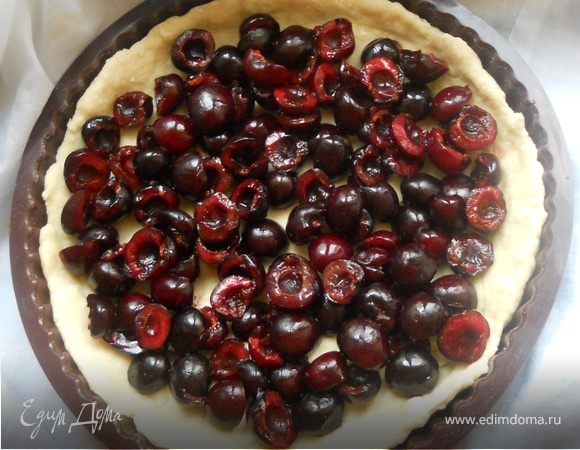 Выложить черешню (с предварительно удаленными косточками) на основание. ***Черешню, конечно, брать спелую, но лучше крепкую! И удалять косточки желательно максимально аккуратно, но у меня, как всегда все по-варварски, правда в итоге никогда проблем с лишнем соком не было:)***