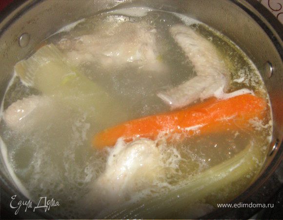 Залить крылья,спинки, морковь и сельдерей 2,5 л воды, довести до кипения, снять пену, варить 1,5 ч.