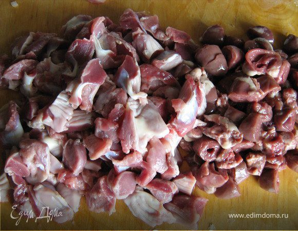 Процедить, вернуть бульон в кастрюлю, довести до кипения, положить промытые и нарезанные кусочкам желудочки и сердечки, варить 30 мин.периодически снимая пену.