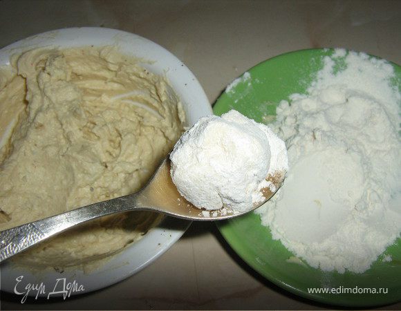 Для фрикаделек: сварить 4 яйца вкрутую,остудить,очистить,желтки вынуть и растереть в пасту, смешать с оставшимся сливочным маслом и сырым яйцом.Добавить щепотку молотой паприки,щепотку ароматных трав,соль по вкусу,хорошенько перемешать,масса должна получится как густая сметана.