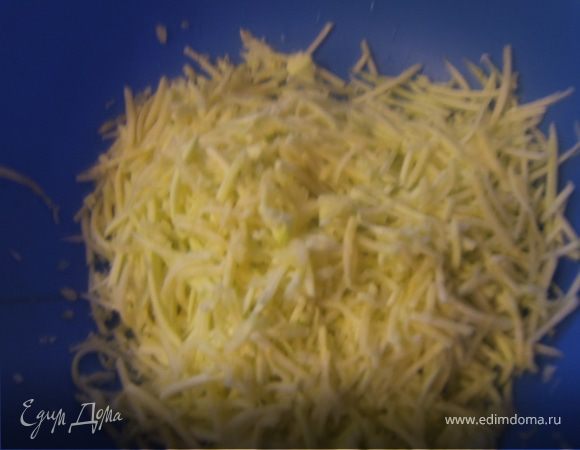 кабачки очищаем от кожуры, и трем их на терке