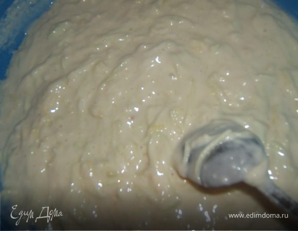 добавляем кефир, соль, соду, яйца, сахар, муку  и замешиваем тесто, муку всегда сыплю на глаз, ну думаю все знают каким должно быть тесто для оладушек))