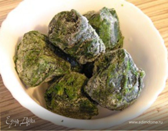 Шпинат не размораживая припустить в сотейнике, накрыв крышкой примерно 3-5 минут.