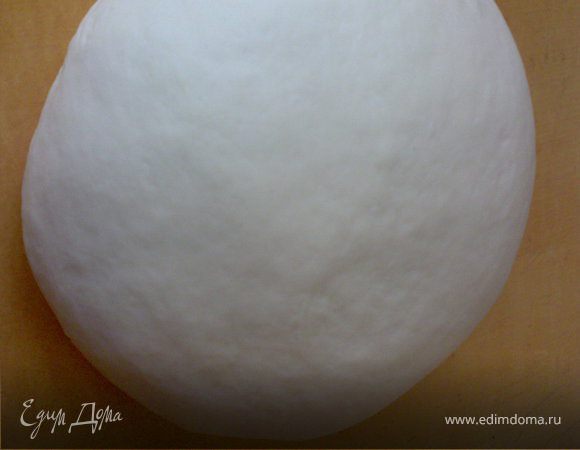 Из предусмотренных ингредиентов замешиваем тесто и оставлем его накры в теплом месте для брожения на 1-2 часа.