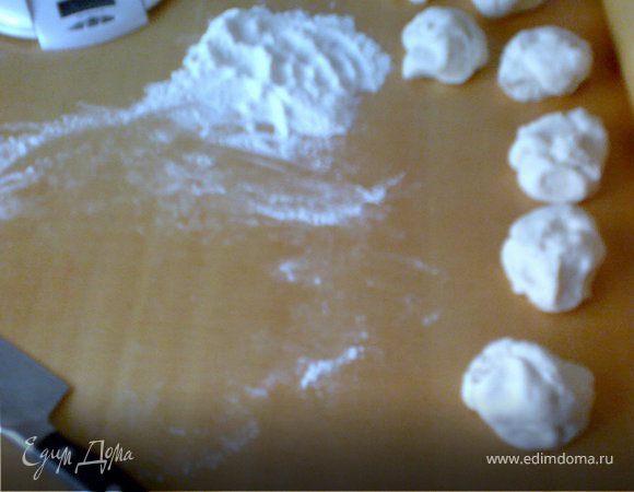 Выброженное тесто разделить на 10-12 равных частей.