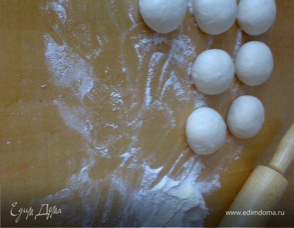 Каждому кусочку придать округлую форму и дать отдохнуть накры полотенцем 15 минут.