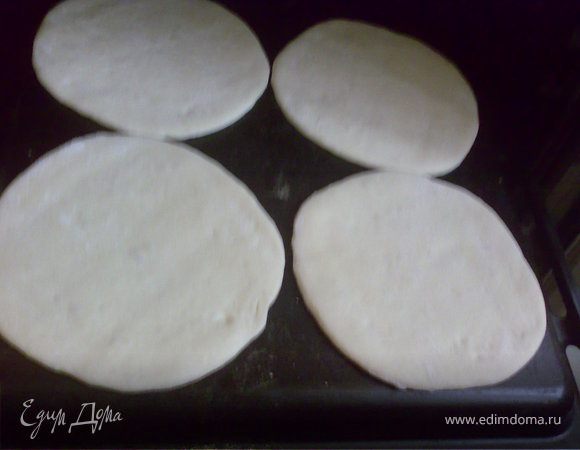 Выпекать на раскаленном листе в нагретой до 220 градусах духовке 7-8 минут.