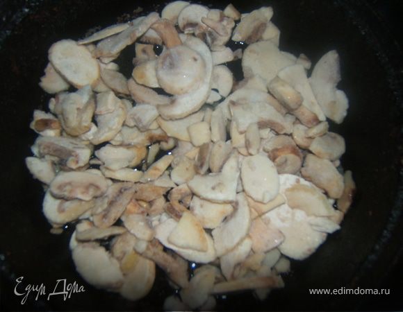 грибная начинка: грибы обжарить в масле до тех пор, пока не выпарится вся жидкость