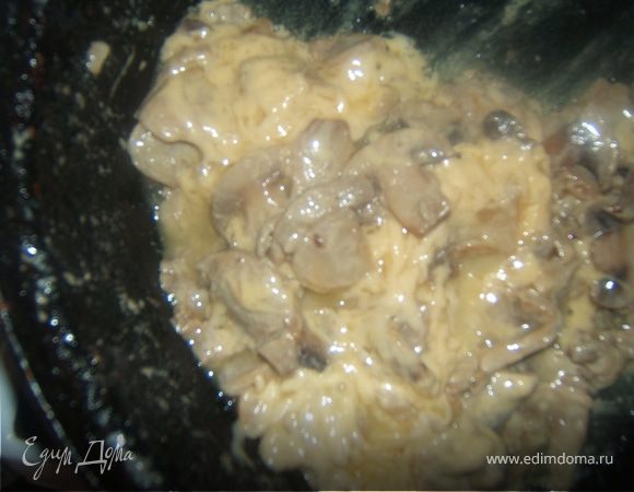 после добавить сметану, посолить потушить минут 5, и добавить натертый сыр, потомить минуты 3, все начинка готова, от себя я еще добавила укроп мелко рубленный и немножко хмели-сунели.