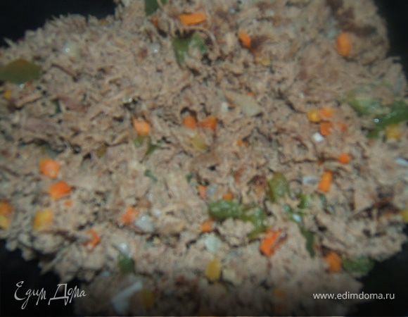 мясо перекрутить, добавить фарш в обжаренные овощи, немного воды и потушить примерно мин 10, периодически помешивая 