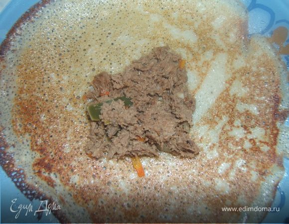 на каждый блин по середине кладем начинку, собираем в мешочек и перевязываем  стрелочками лука, а чтобы лук не рвался, его надо на несколько минут опустить в кипящую воду!  