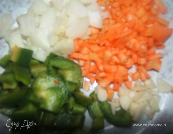 мясная начинка:
мелко порезать лук, перец, морковь, чеснок обжарить в масле