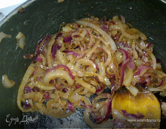 Лук нарезать полукольцами, высыпать в другой сотейник, добавить уксус, сливочное масло, соль, перец и сахар, тушить, пока не выкипит вся жидкость. Добавить бальзамико, перемешать и хорошо прогреть.