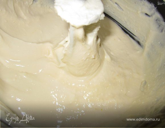 Творог, яйца, сахар, сметана хорошо взбить в брендере.