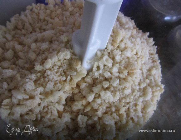 Булочки измельчить в крошку.