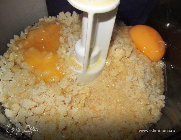 Добавить яйцо и растопленное масло.
(на фото видно что у меня 2 яйца, просто я делала двойную порцию,...ну очень много у меня было творога.))