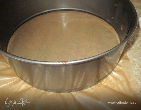 Дно формы застелить пергаментом.