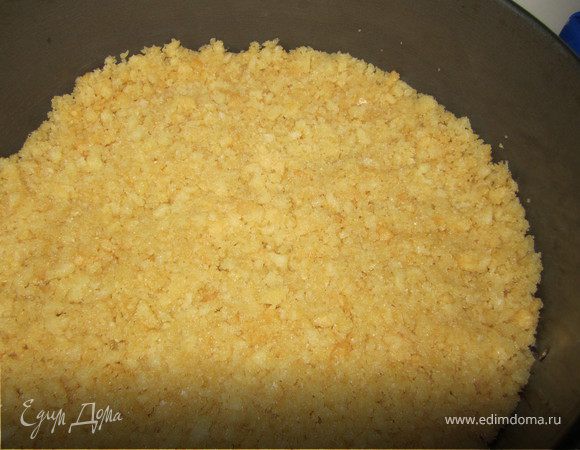 Выложить крошку., хорошо разровнять и прижать.