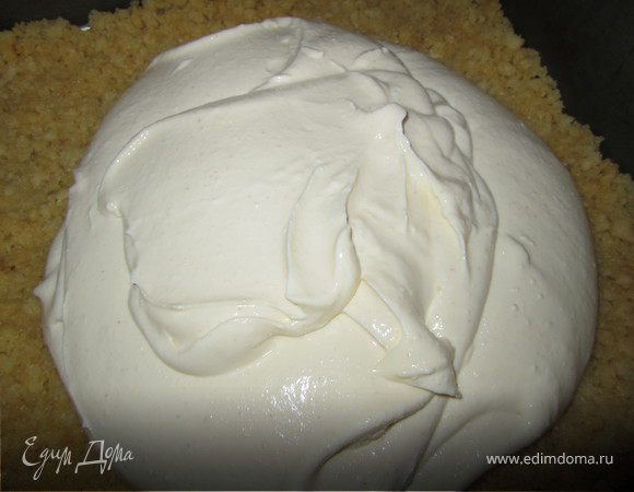 Выложить творожную массу в форму.