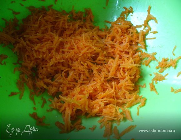 Морковку натереть на мелкой тёрке, отправить в миску, где будете смешивать салат