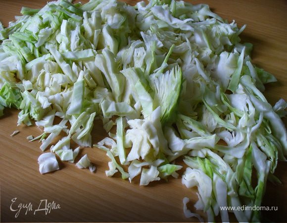 Капусту мелко нашинковать. "Пожамкать" её руками, чтобы помягчела и дала чуть сока, отправить в ту же миску