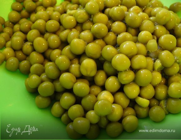 Вскрыть банку горошка, воду слить, отправить горошек к салату