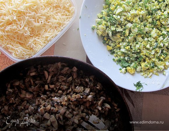 Готовим начинку №3
Сварим 4 яйца. Режем мелко зелень и зеленый лук. Яйца режим кусочками, смешиваем с зеленью и луком. Вторая начинка готова.
