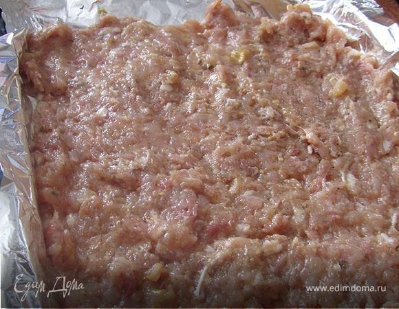 Противень выстелаем фольгой. Выкладываем фарш в длину блинчиков.
