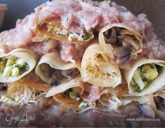 Начиняем блины начинками. Выкладываем на пласт фарша блины горкой в перемешку. Между блинами прокладываем немного фарша, и обязательно прокладываем слои фарша между пластами блинов. 
(Картинка на главной конечно не соответствует, тот я готовила немного раньше, этот в готовом виде просто некогда было фотать за гостями)
