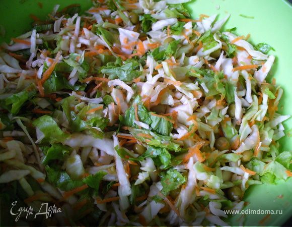 Салат в миске хорошенько перемешать (я это делаю руками), чуть сбрызнуть оливковым маслом, еще раз перемешать. У меня на фотографии видны зеленые листочки - это остатки листового салата, я решила, что добру не надо пропадать и порезала его в салат. Погоды вкуса он в моём салате не сделал, но наполнил его (будем надеяться) доп.витаминами