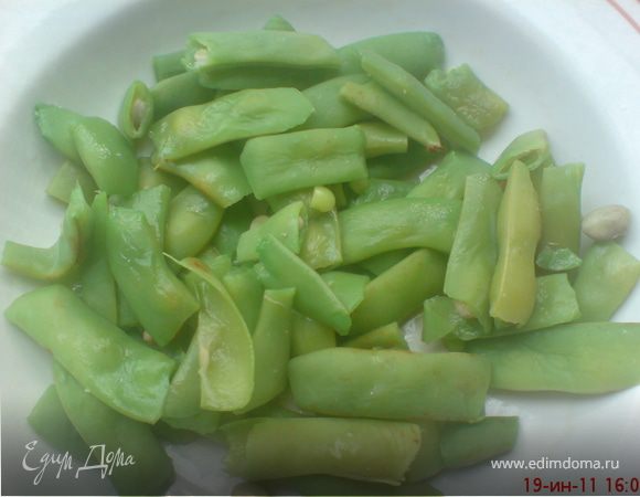 стручковую фасоль поломать и отварить в подсоленной воде в течение 8 минут,остудить