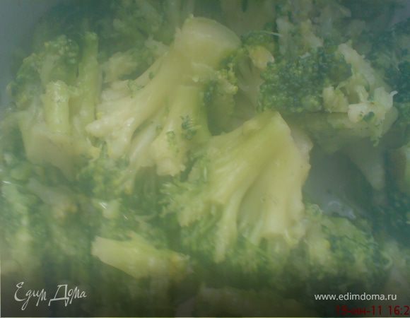 капусту брокколи отварить в течение 10 минут в подсоленной воде,остудить,нарезать крупно