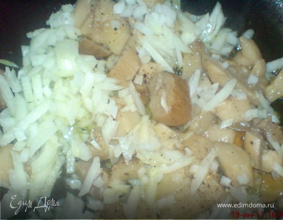 лук нарезать мелко и обжарить с грибами,добавляя сметану и специи по вкусу,остудить
