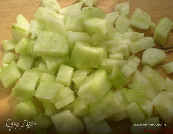 огурцы очистить от кожицы и нарезать кубиками