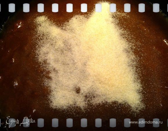 варенье поместить в кастюлю, добавить желатин.У меня порошковый,10г. Готовить по инструкции: у меня-10 мин замачивать в варенье