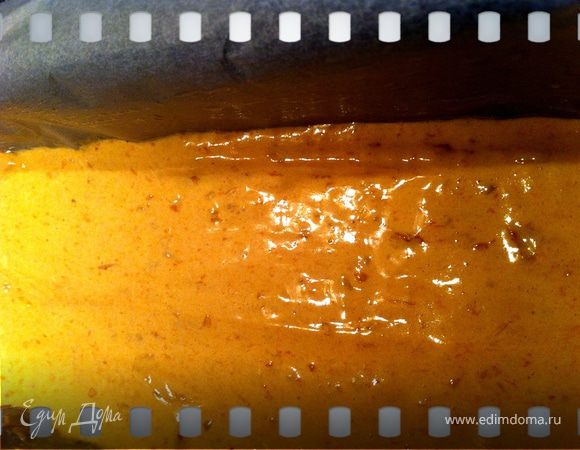 Миксером взбить варенье в густую и пышную массу.До мягких пиков.Форму 30х12 выстелить пекарской бумагой,смазать растительным маслом.Выложить смесь