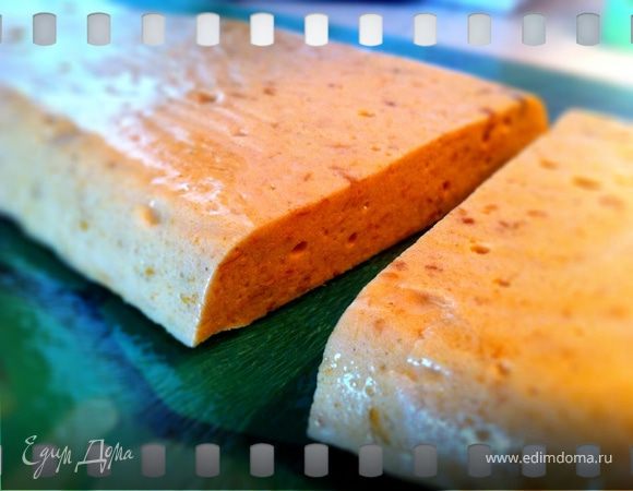 Убрать в холодильник на 1час.Разделочную доску смазать растит маслом.Перевернуть форму на нее.Снять бумагу