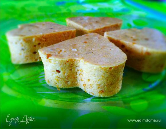 Разрезать по желанию: либо фигурные формой для печенья, либо ножом на квадраты.Перед каждым разрезом нож/форму промыть водой,высушить и смазать маслом