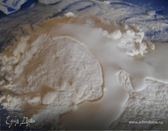 Добавить сметану, еще порубить.